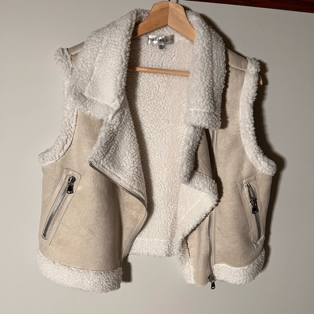 Madden Girl Junior Vest‎ with Sherpa Lining - Cream and White
